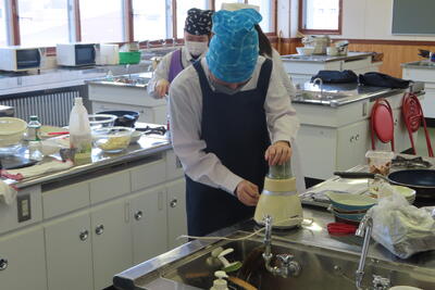 生徒自家製の真昆布をパウダーにします。