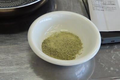 パウダー状の真昆布と食塩をブレンドします