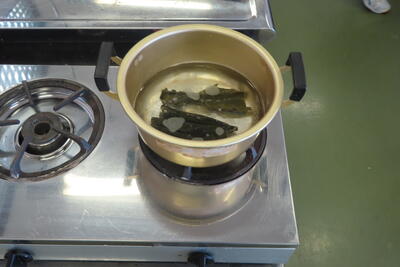 真昆布で出汁をつくります