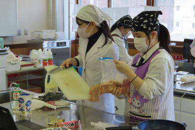 真昆布の出汁と生姜で漬けます