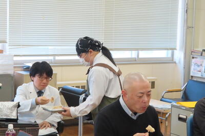 「こんから君」を先生方に試食