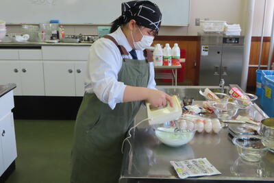 まず、マカロンの生地をつくります